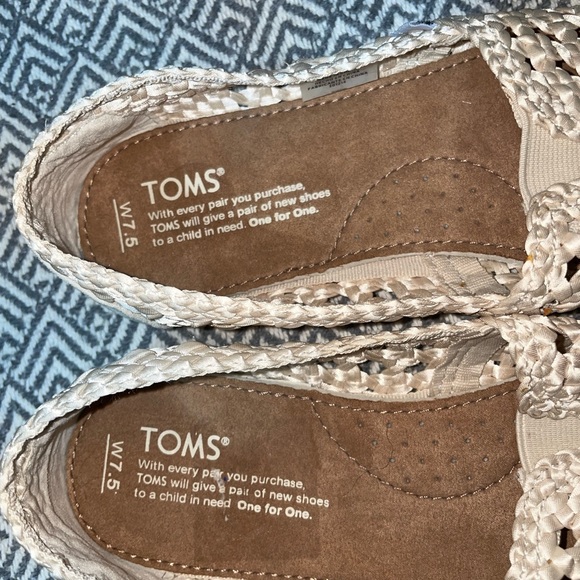 Women’s Wicker Slip-On Shoes - Picture 2 of 3